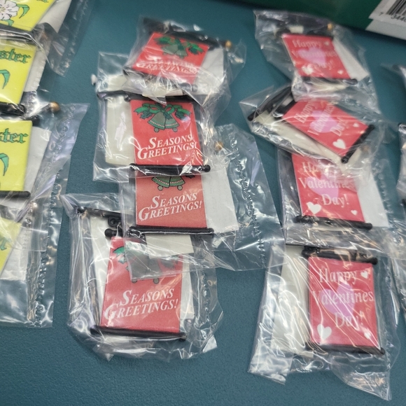 2003 Department 56 Village Accessories Seasonal Lampposts Banner Flags Only! - Picture 7 of 12